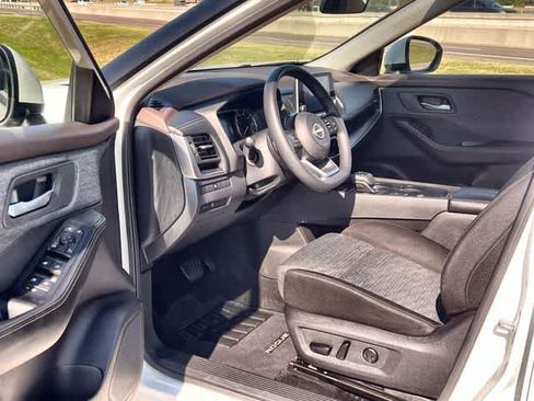 Used 2023 Nissan Rogue SV FWD image 3