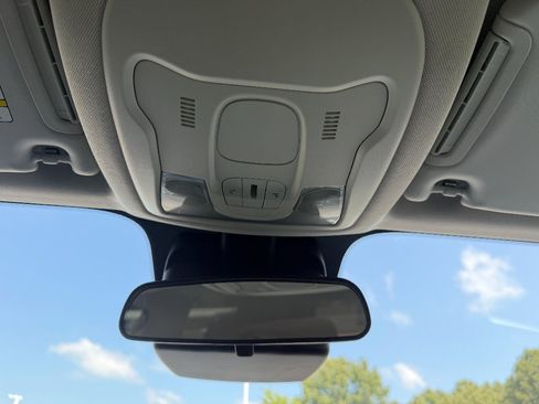 Used 2019 Jeep Renegade Latitude FWD image 33