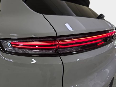 Certified 2026 Porsche Cayenne AWD/4WD image 33