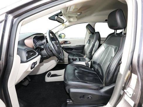 Used 2017 Chrysler Pacifica Touring-L w/ Tire & Wheel Group FWD image 12