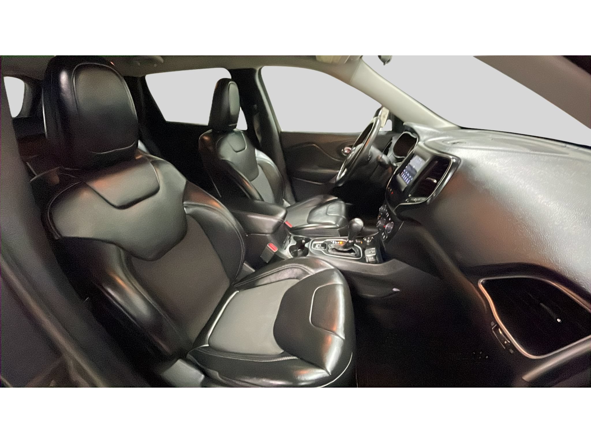 Used 2019 Jeep Cherokee Latitude Plus w/ Cold Weather Group AWD/4WD image 14
