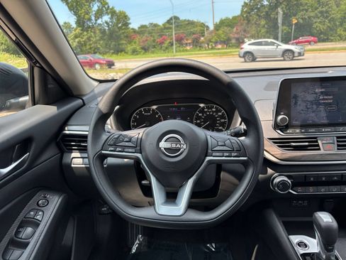 Used 2025 Nissan Altima 2.5 SV FWD image 25
