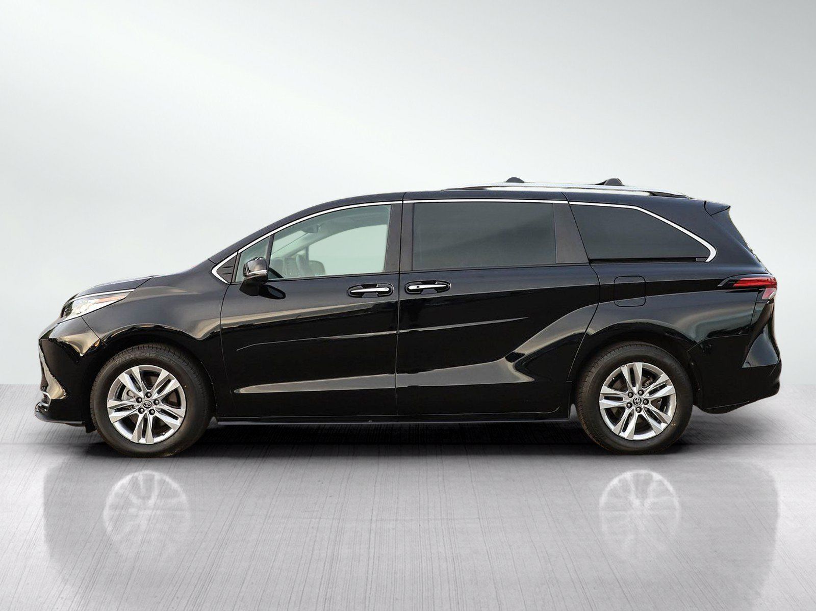 Used 2024 Toyota Sienna Limited AWD/4WD image 2