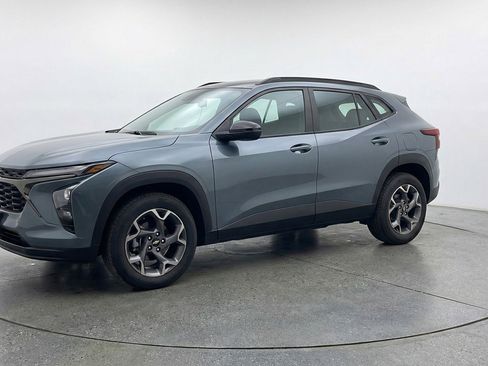 Used 2025 Chevrolet Trax LT image 3