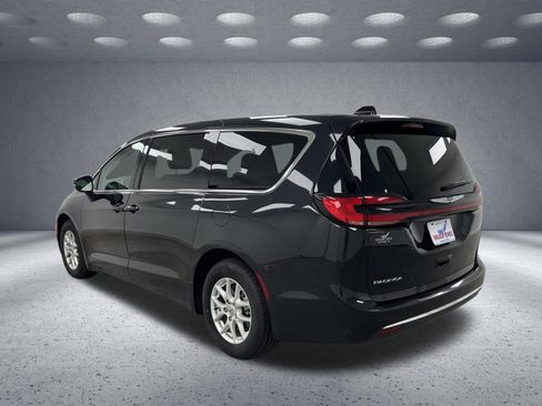 Used 2023 Chrysler Pacifica Touring-L FWD image 3