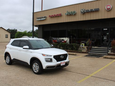 Used 2025 Hyundai Venue SE FWD image 4