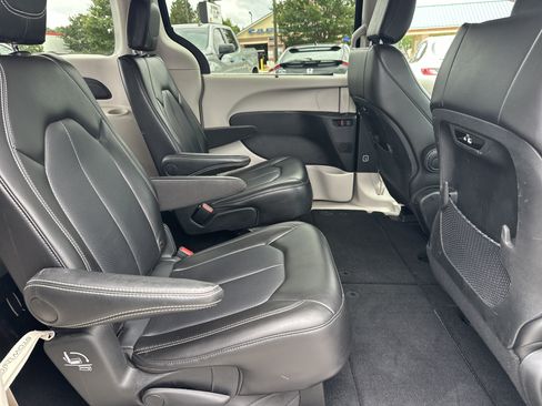 Used 2024 Chrysler Pacifica Touring-L FWD image 16