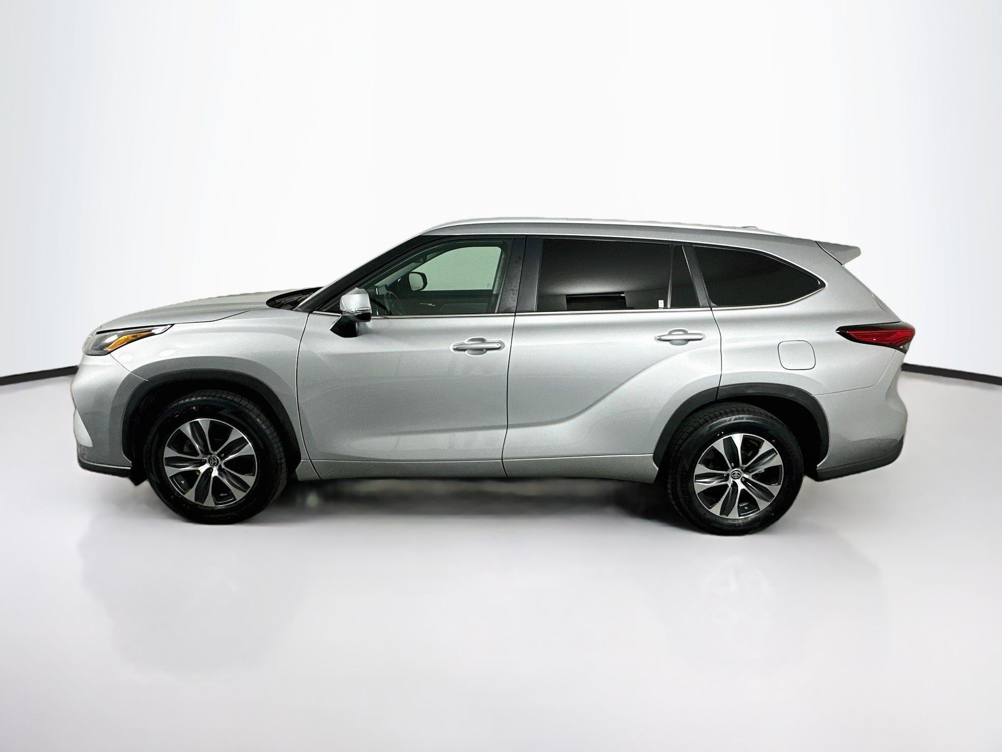 Used 2023 Toyota Highlander XLE FWD image 4