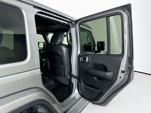 Used 2018 Jeep Wrangler Unlimited Sahara image 28