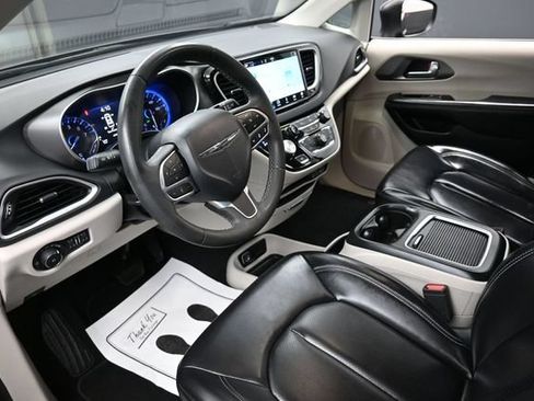 Used 2023 Chrysler Pacifica Touring-L FWD image 19