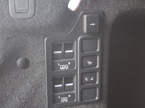 Certified 2025 Land Rover Discovery Dynamic SE image 46