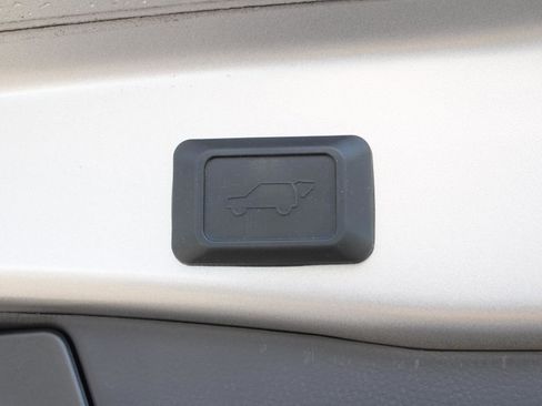 Used 2021 Toyota RAV4 XLE w/ Convenience Package image 10