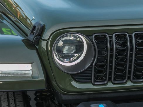 Used 2024 Jeep Wrangler Unlimited w/ Convenience Group AWD/4WD image 4