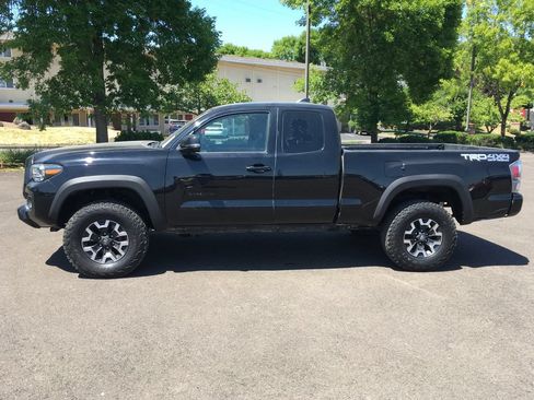 Used 2022 Toyota Tacoma TRD Off-Road w/ TRD Premium Off Road Package AWD/4WD image 3