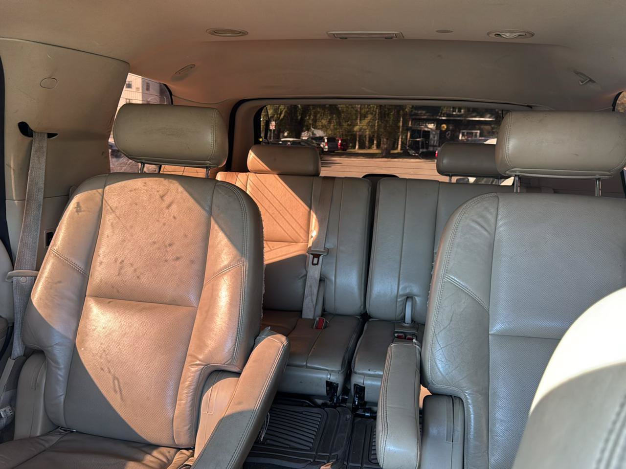 Used 2010 Cadillac Escalade Luxury AWD/4WD image 12