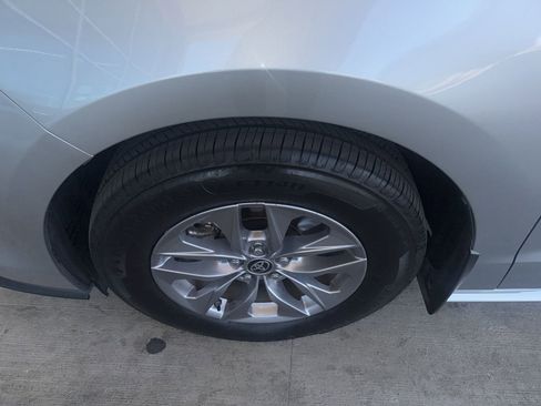 Used 2025 Toyota Sienna XLE image 2