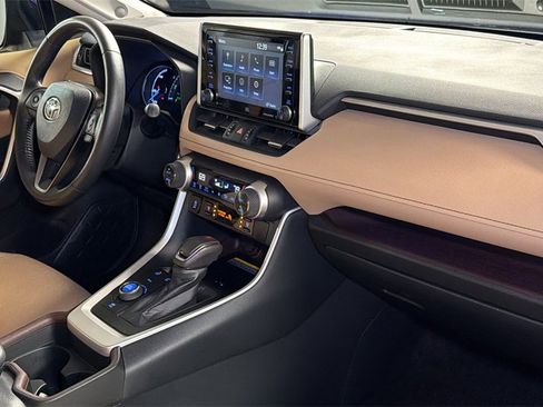 Used 2019 Toyota RAV4 Limited image 12