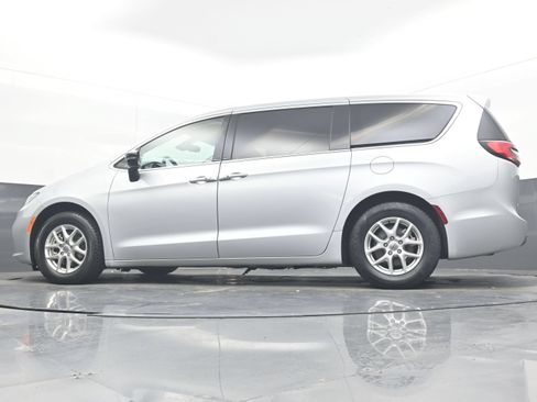 Used 2024 Chrysler Pacifica Touring-L FWD image 24