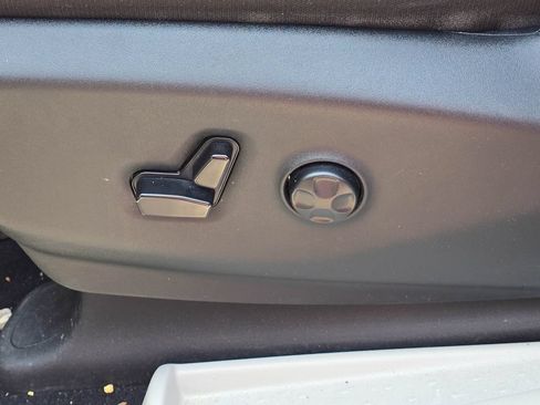 Used 2023 Chrysler Voyager LX FWD image 9