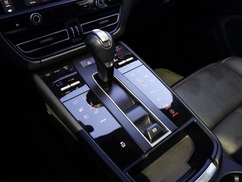 Used 2024 Porsche Macan AWD/4WD image 22
