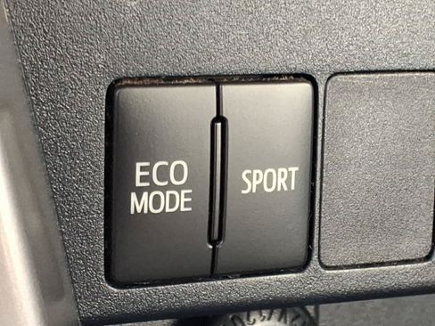 Used 2015 Toyota RAV4 XLE AWD/4WD image 10