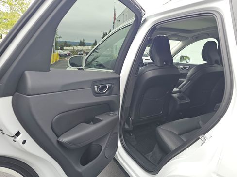 Used 2019 Volvo XC60 T6 Momentum w/ Premium Package AWD/4WD image 19