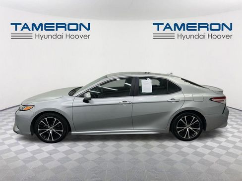 Used 2020 Toyota Camry SE image 2