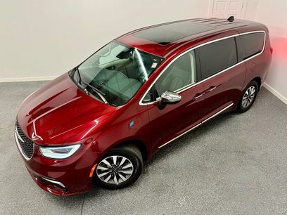 Used 2023 Chrysler Pacifica Limited w/ Uconnect Theater Family Group