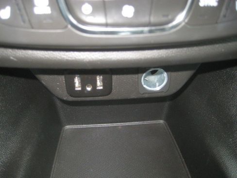 Used 2021 Chevrolet Traverse LT image 18