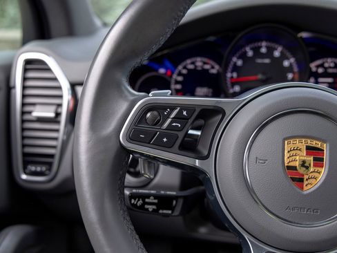 Certified 2022 Porsche Cayenne AWD/4WD image 28