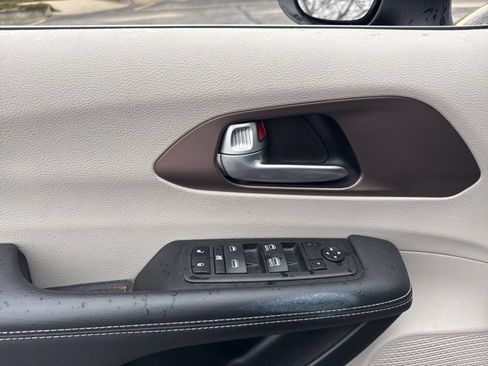 Used 2024 Chrysler Voyager LX FWD image 13