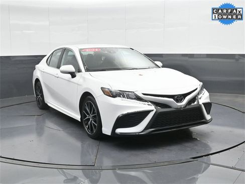 Used 2024 Toyota Camry SE image 2