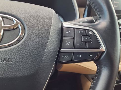 Used 2021 Toyota Highlander XLE FWD image 20