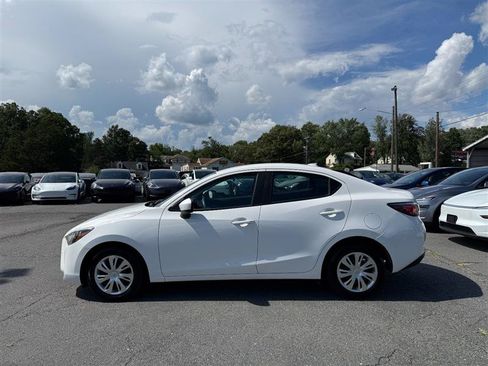 Used 2020 Toyota Yaris L FWD image 2