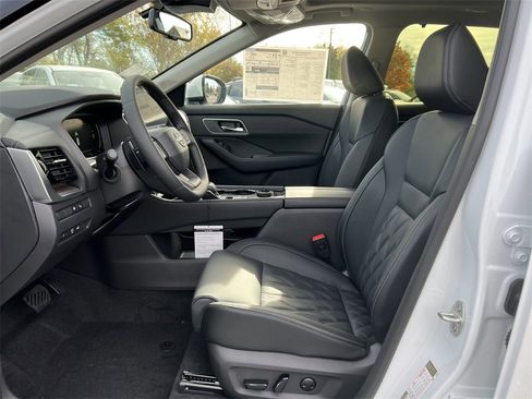 New 2026 Nissan Rogue Platinum image 4