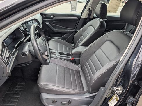 Used 2024 Volkswagen Jetta SE FWD image 2