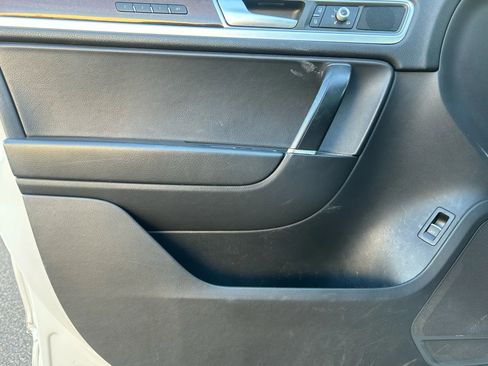 Used 2015 Volkswagen Touareg Sport image 10