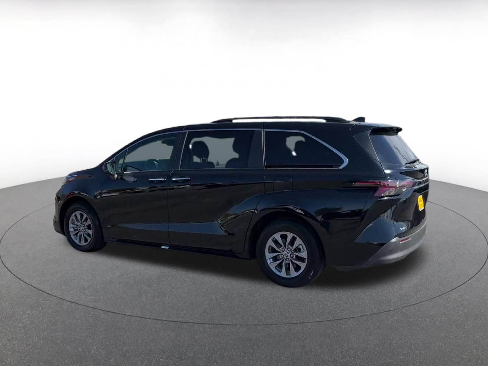 Used 2025 Toyota Sienna XLE FWD image 9