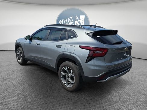 Used 2025 Chevrolet Trax LT FWD image 6