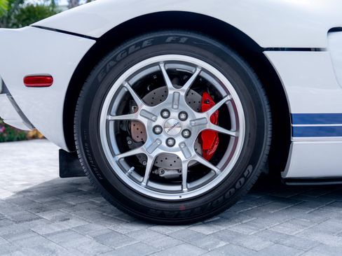 Used 2005 Ford GT RWD image 12