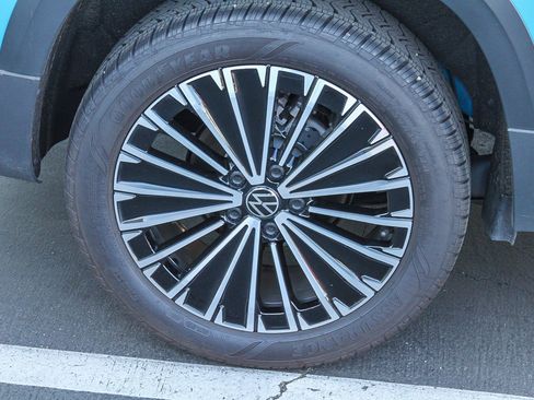 Used 2025 Volkswagen Taos SE image 11