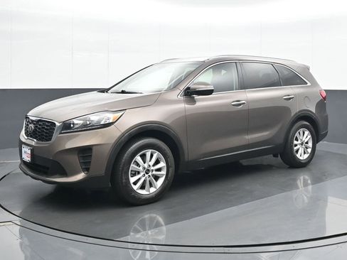 Used 2019 Kia Sorento LX w/ LX Convenience Package image 2