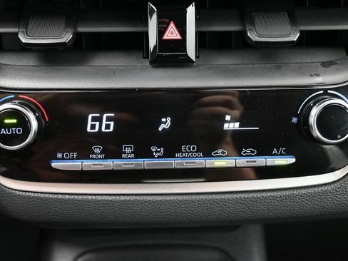 Used 2022 Toyota Corolla LE FWD image 16