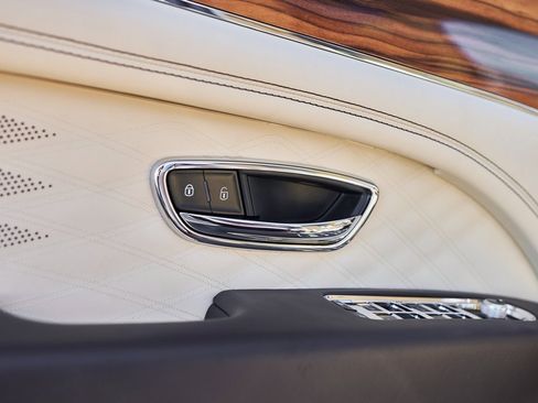 Used 2023 Bentley Bentayga Extended Wheelbase image 32