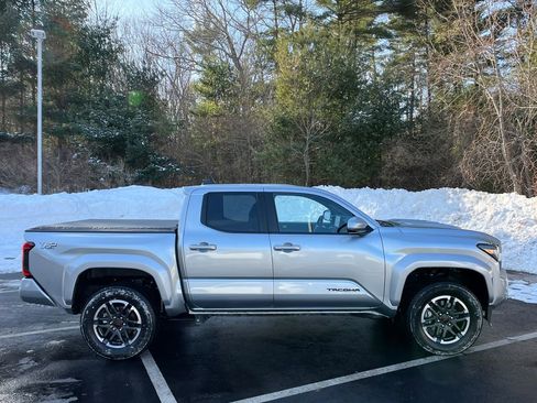 Used 2025 Toyota Tacoma TRD Sport w/ TRD Sport Upgrade Package image 6