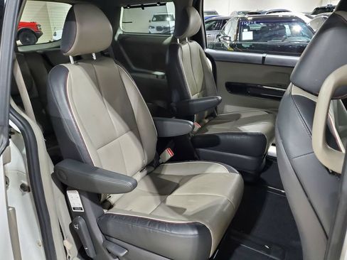 Used 2016 Kia Sedona SX FWD image 18