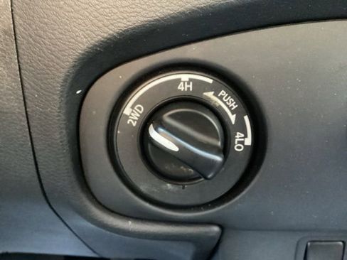 Used 2023 Nissan Frontier SV image 18