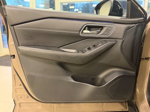 Used 2024 Nissan Rogue Platinum w/ Platinum Premium Package AWD/4WD image 18