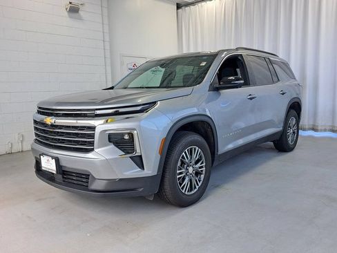 Used 2024 Chevrolet Traverse LT AWD/4WD image 2
