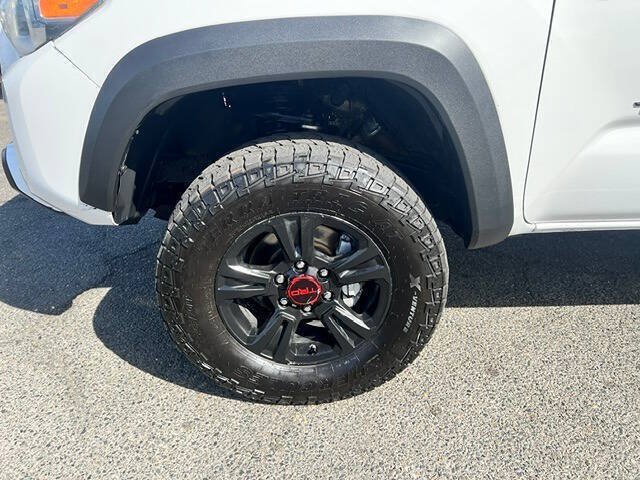Used 2017 Toyota Tacoma TRD Sport AWD/4WD image 11